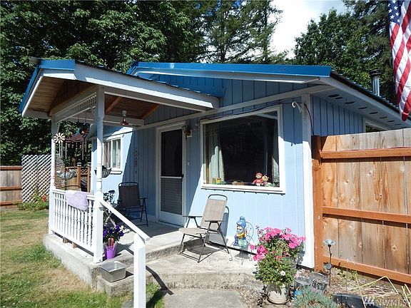 Fresh exterior paint and new metal roof!