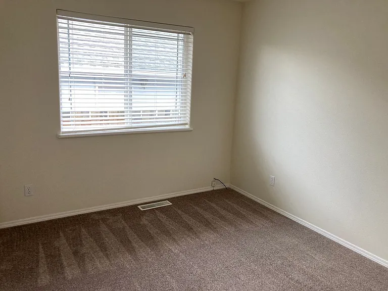 Two Bedroom Duplex in South Salem, Landscaping Included! — Photo 8