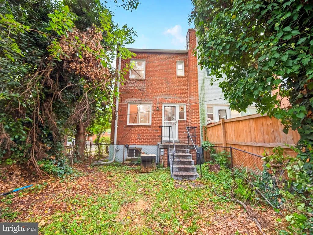 3 bed, 2.0 bath, 1271 sqft, $2,950 — Photo 3