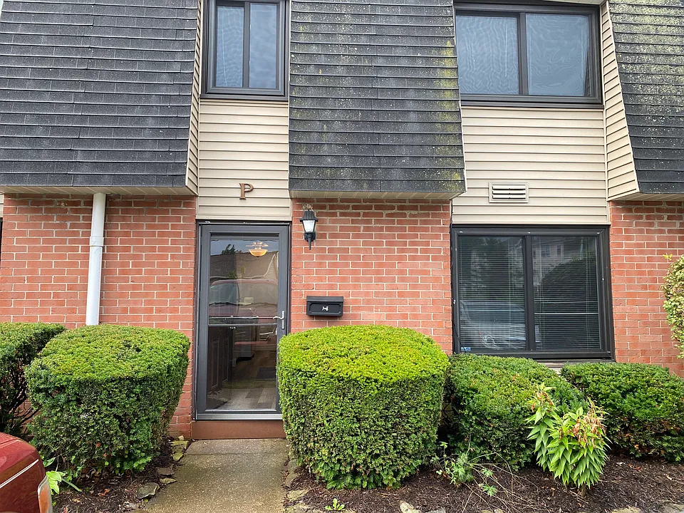 216 Moore Rd #1P