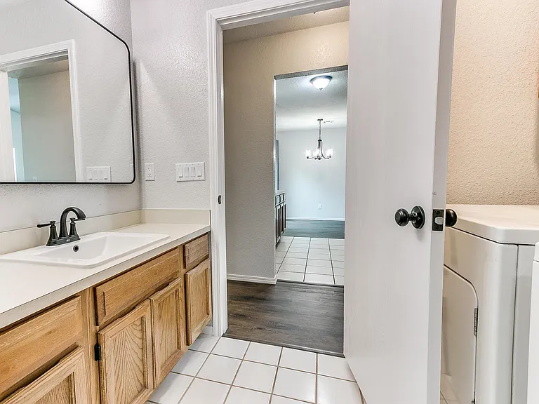 425 Dauphin Ave — Photo 10