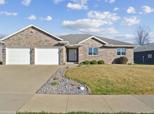621 Meadowland Ct, Epworth, IA 52045
