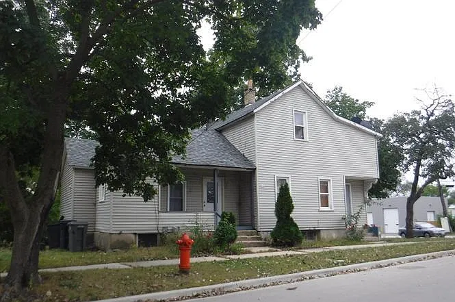 989 Saint Charles St