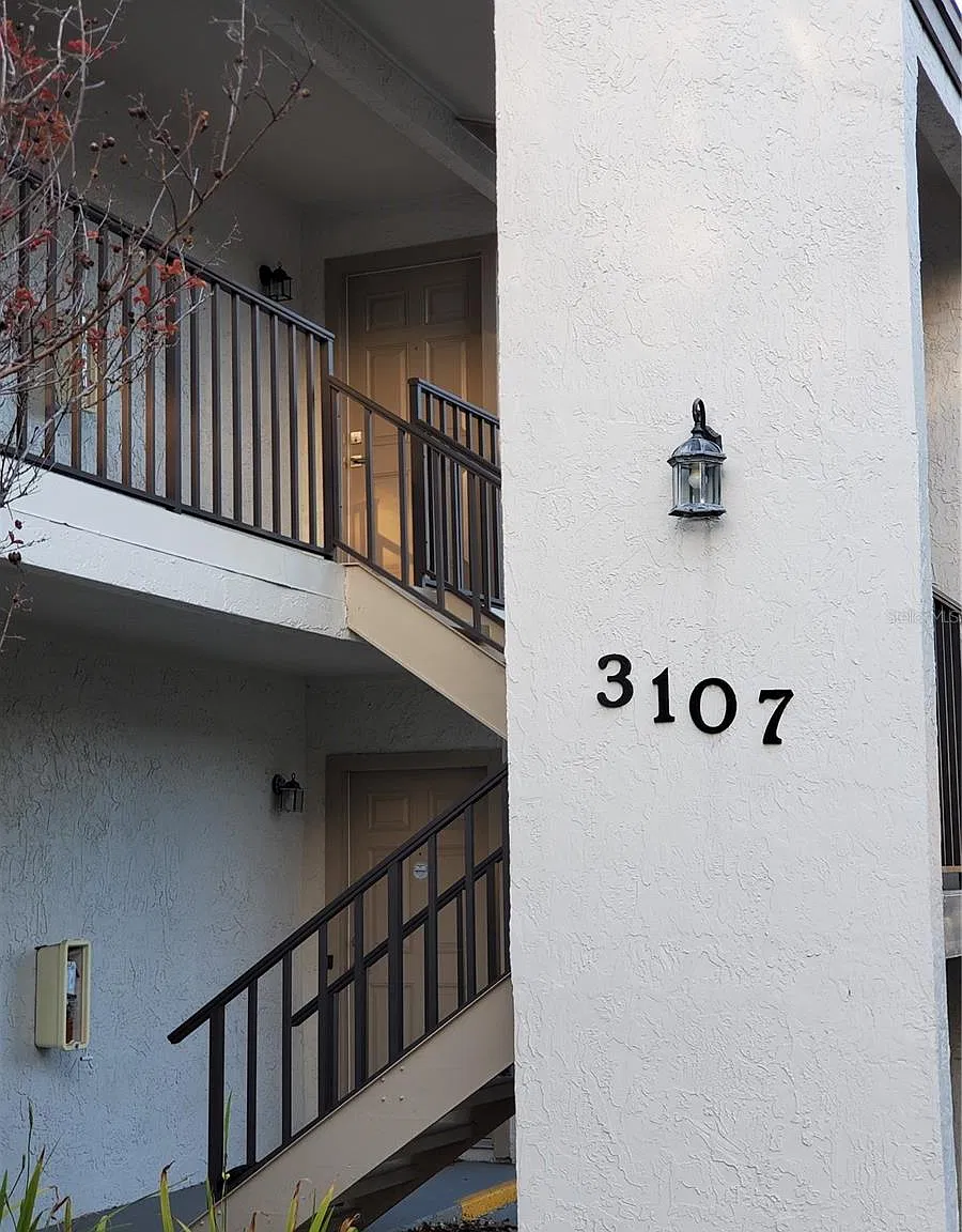 2 bed, 1.0 bath, 852 sqft, $1,695 — Photo 2