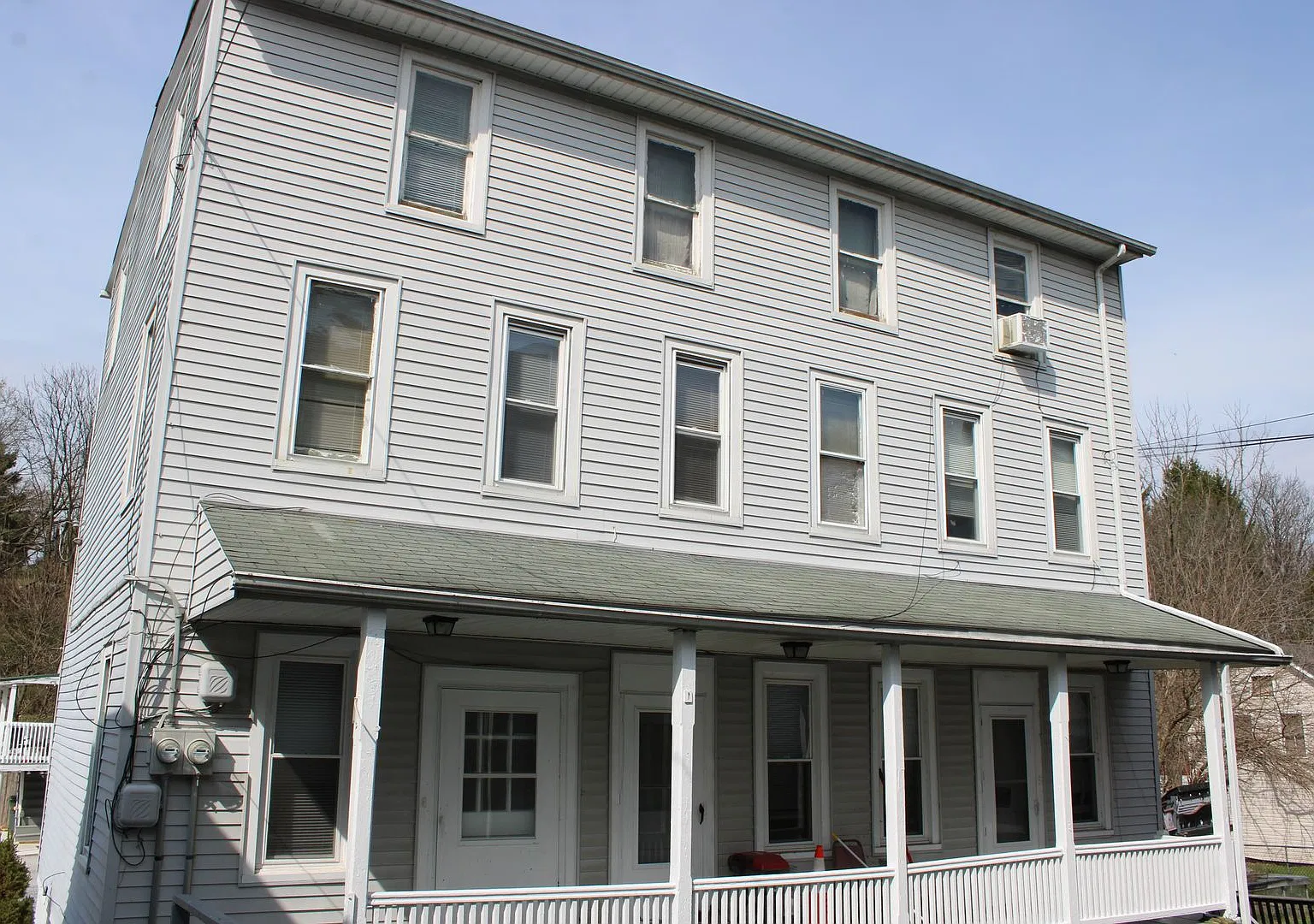 Spacious Three Bedroom Duplex — Photo 1