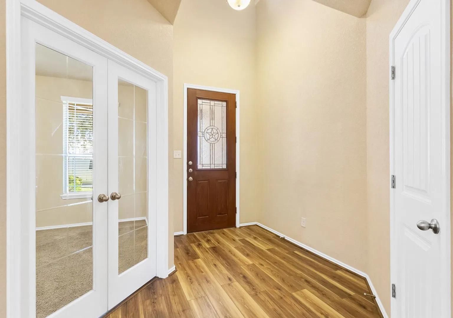 Beautiful 4-Bedroom Home in Cibolo Valley | Downstairs Primary Suite, Game Room & Community Pool! — Photo 4