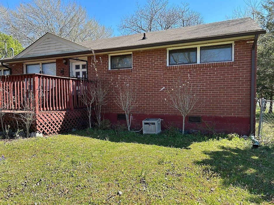 2nd image of 1027 Hunt St