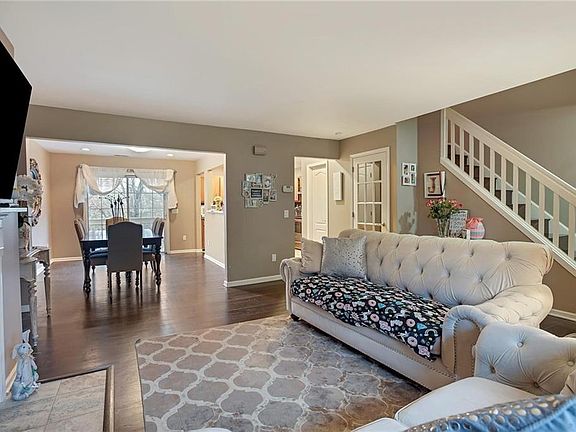 2nd image of 5105 Applewood Cir
