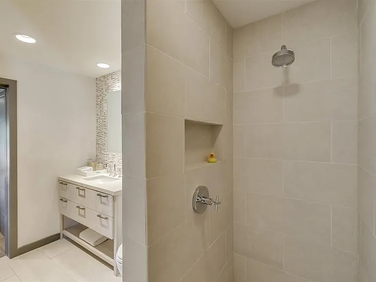 1410 Hyde Park Blvd #101 — Photo 21