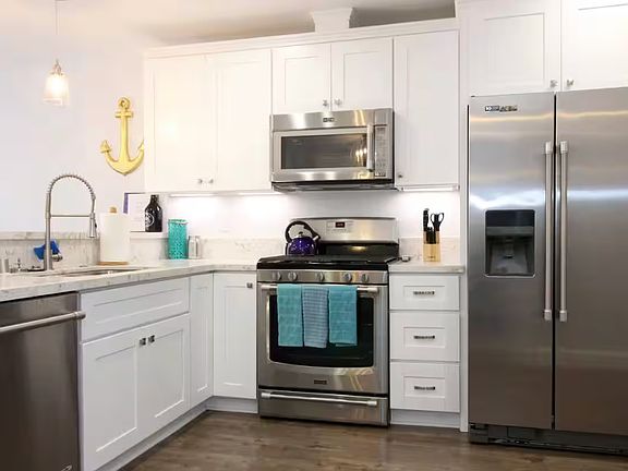 3rd image of 1146 Garnet Ave #1146