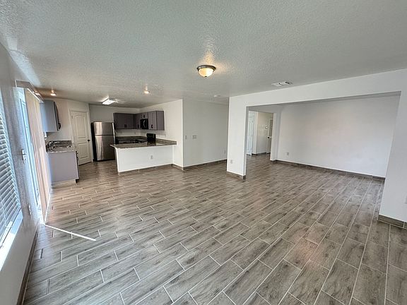 5th image of 326 Huron Dr