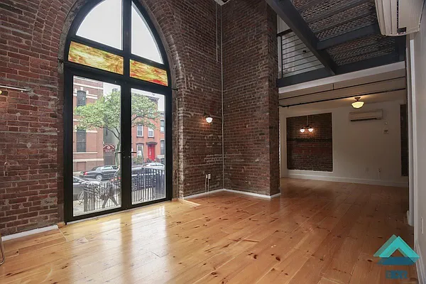 Rented by EXR | media 10