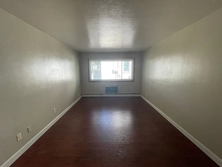 2425 N Oakland Ave — Photo 5