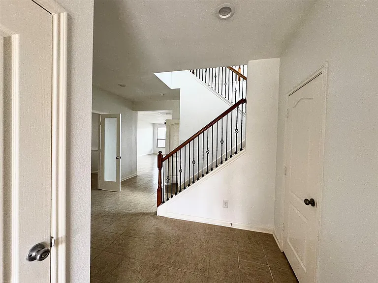 7540 Connemara Dr — Photo 3