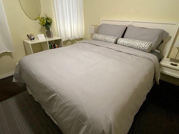 Master bedroom, 1 queen size bed