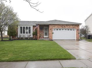 5 Plumb Creek Trl, Lancaster, NY 14086