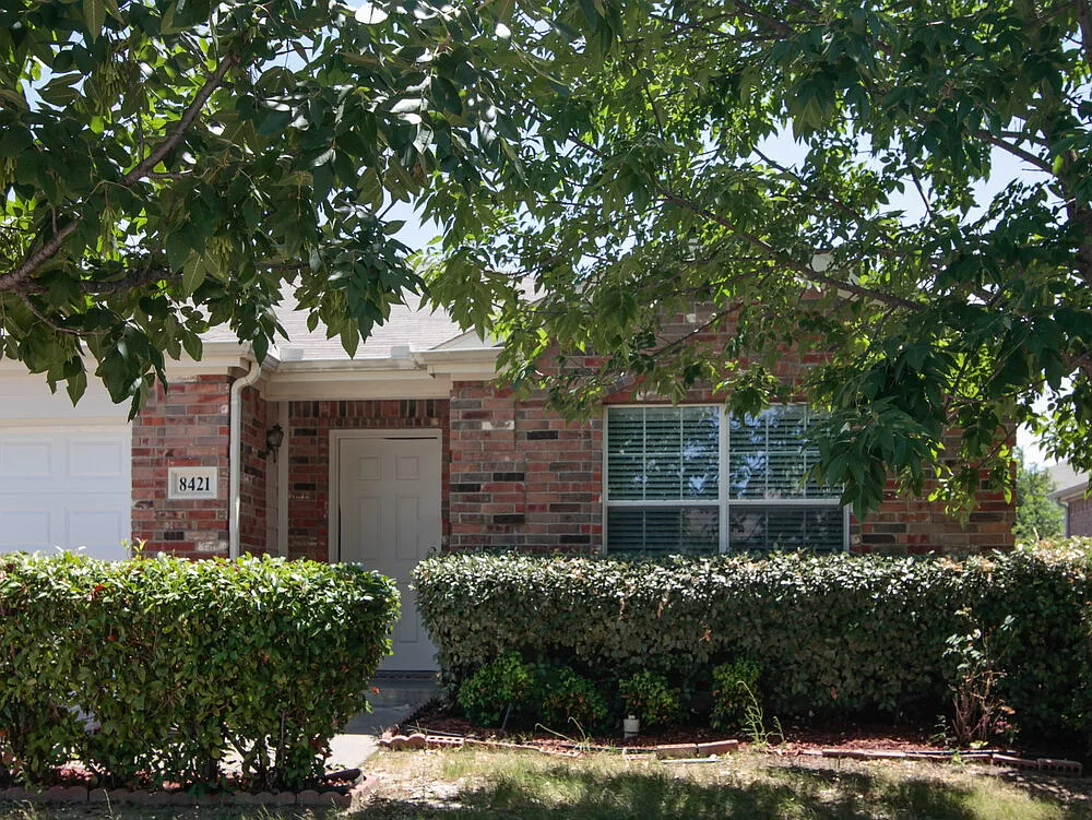 3 bed, 2.0 bath, 1861 sqft, $2,285 — Photo 1
