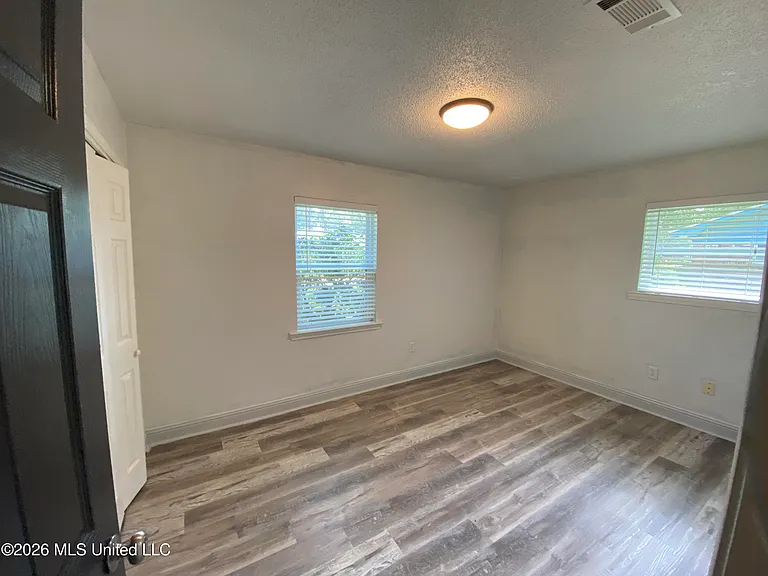218 Alverado Dr — Photo 11