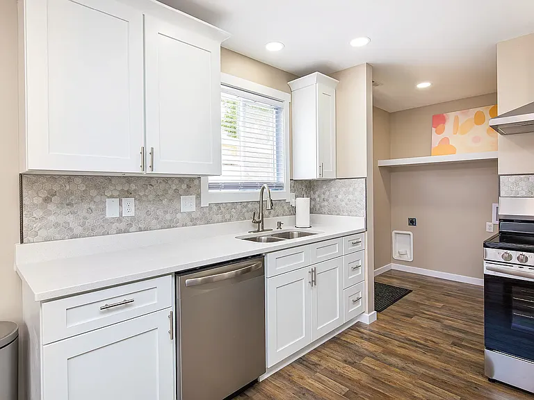 1315 W 25th St — Photo 7