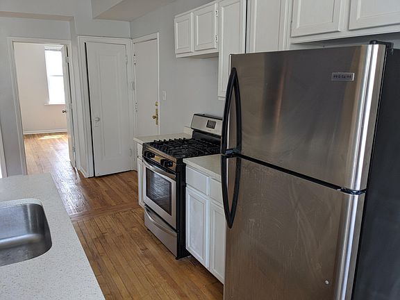 2nd image of 3104 W Dickens Ave