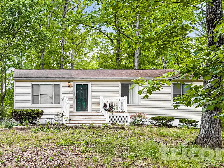 1401 Farmington Rd E — Photo 1