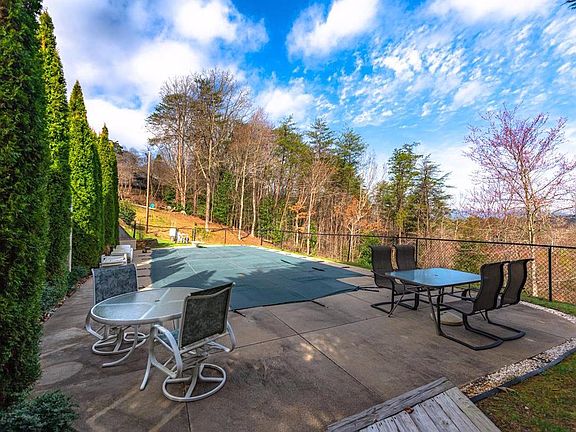 5th image of 546 Hillcrest Dr