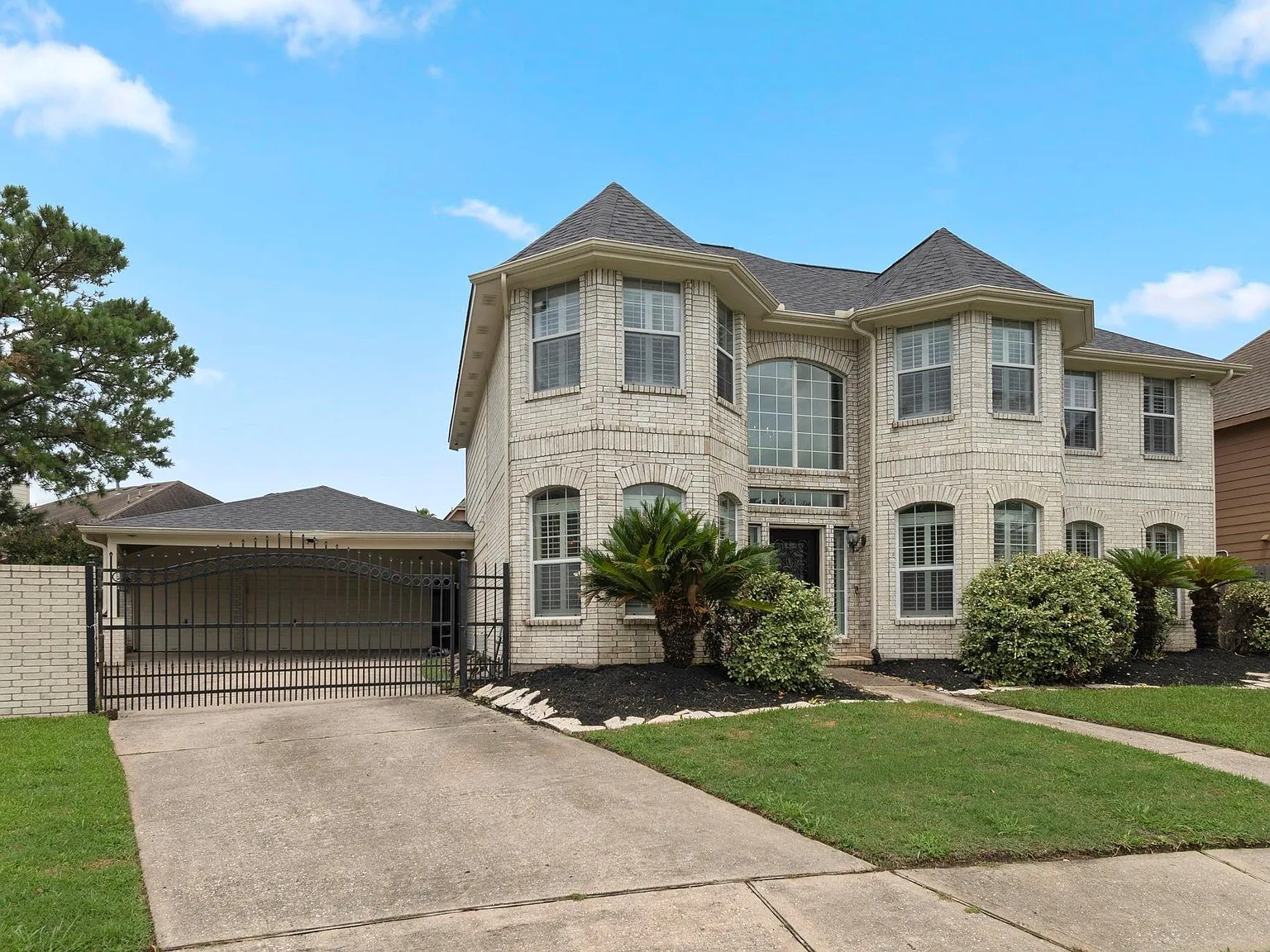 5 bed, 3.5 bath, 3281 sqft, $3,400 — Photo 2