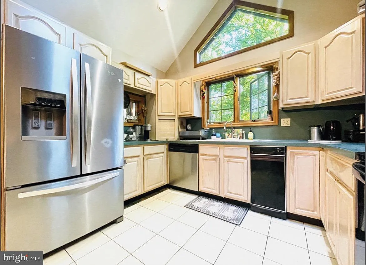 4 bed, 3318 sqft, $2,600 — Photo 1