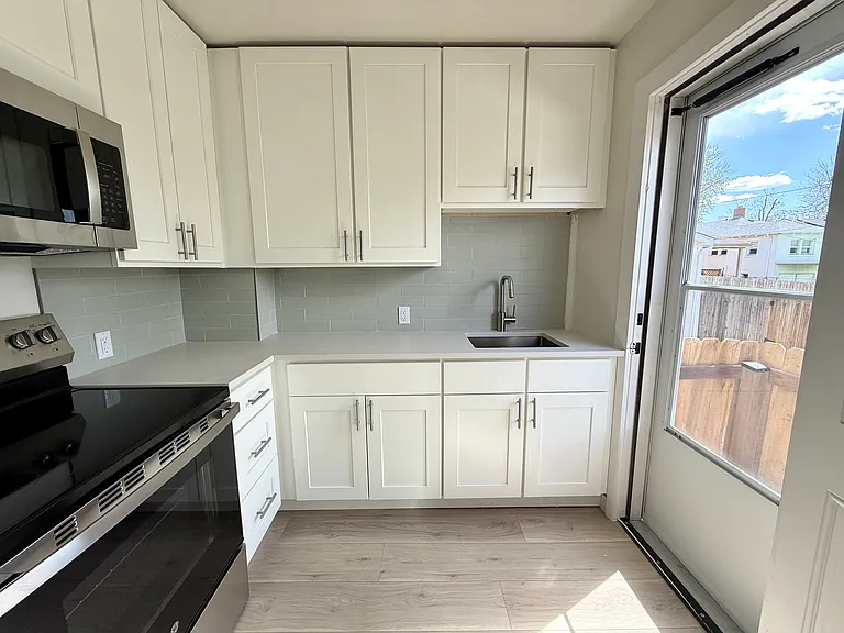 708 E Dakota Ave — Photo 12