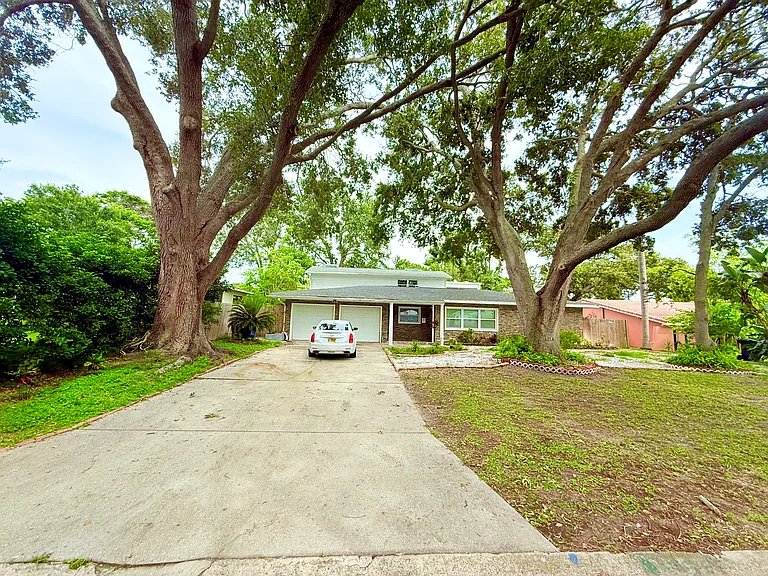 1557 Robinson Dr N — Photo 2