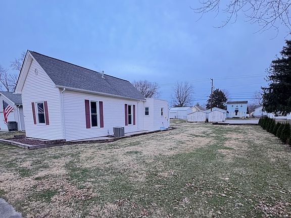 5th image of 811 S Poplar St