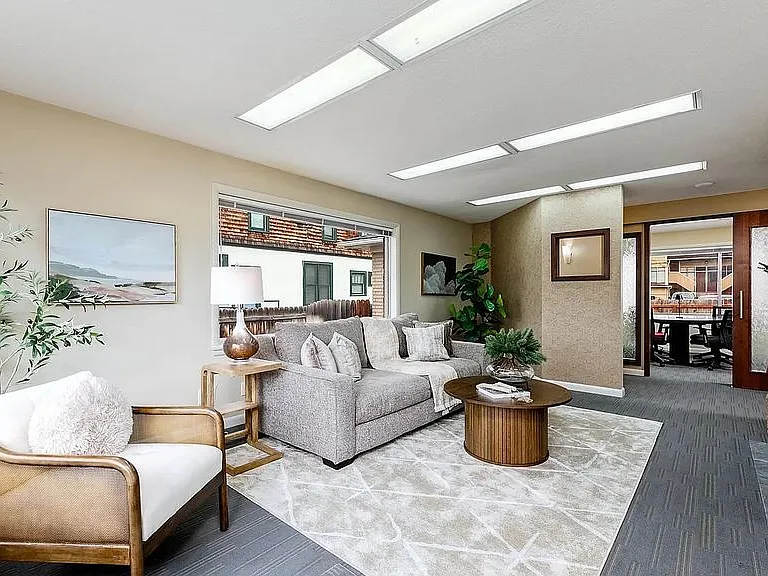 W Franklin St — Photo 1