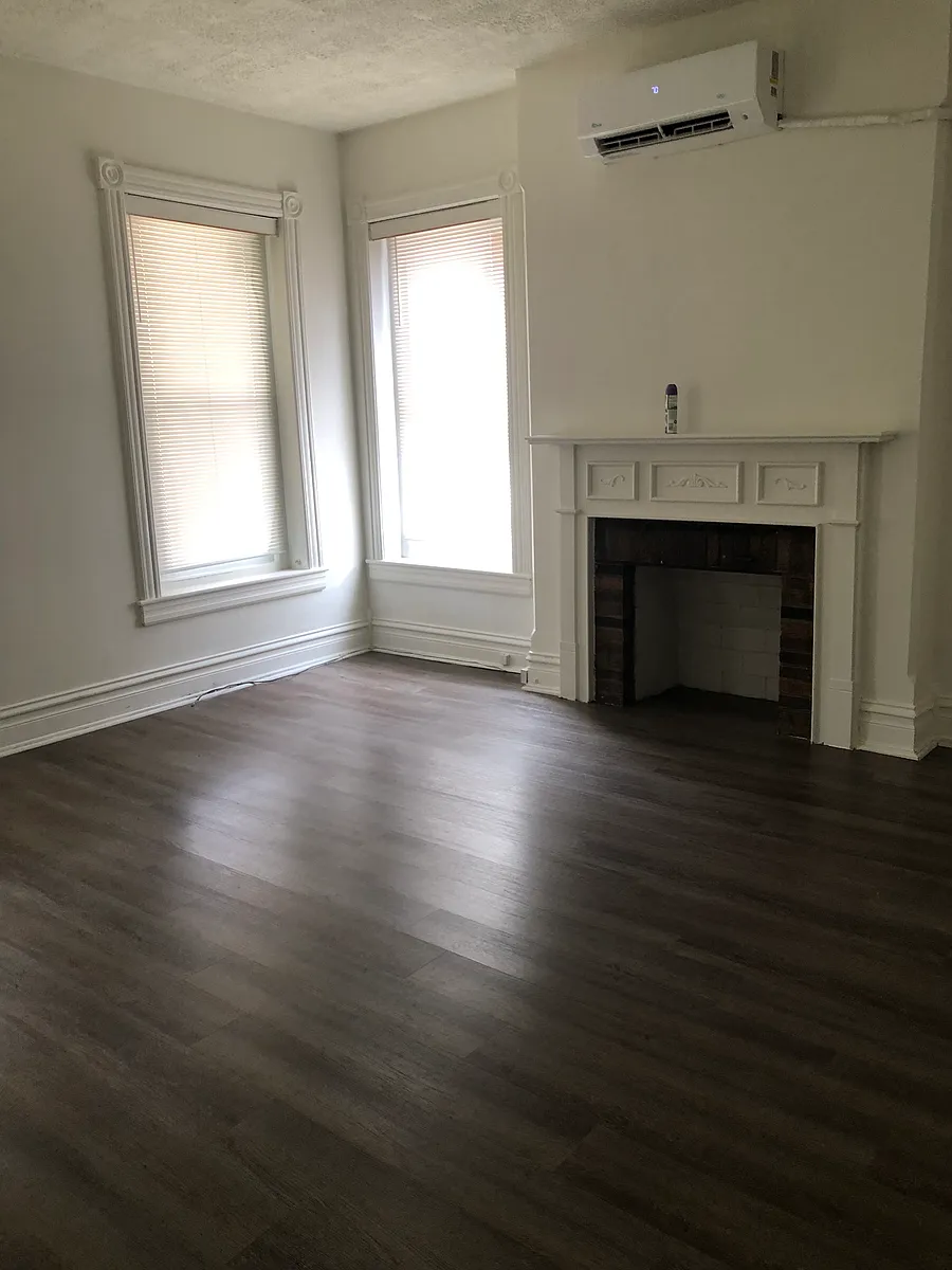 Living room - 1131 W Walnut St #1