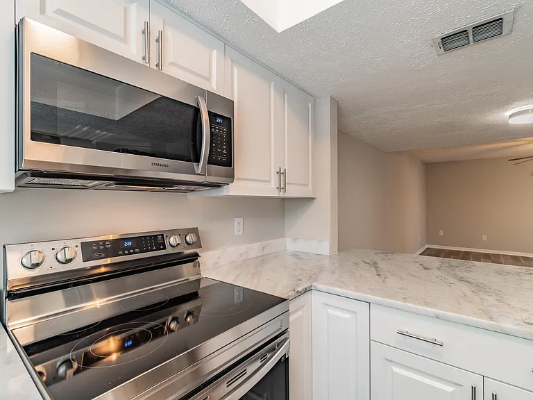2419 W Stroud Ave #B — Photo 4