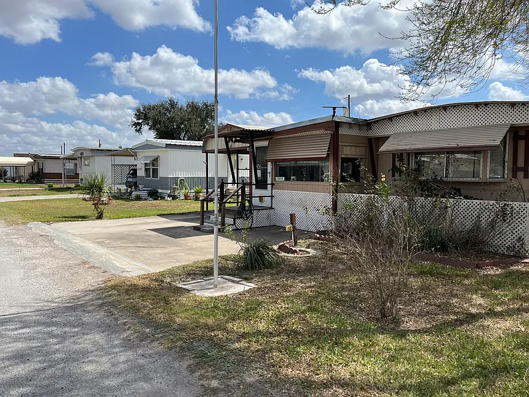 14610 Oak St — Photo 3