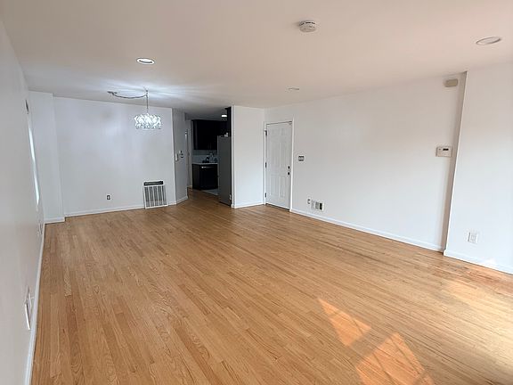 4th image of 154 McAdoo Ave Floor 1