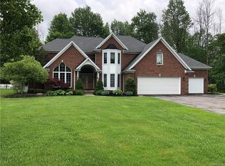 61 Ponderosa Ct, Orchard Park, NY 14127