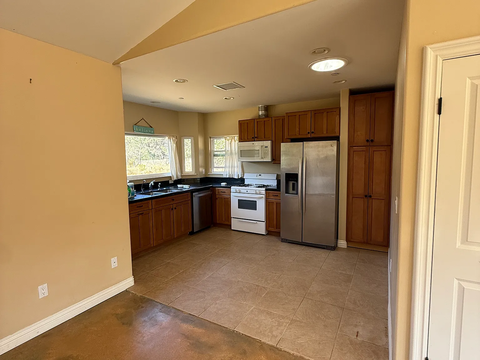 2 bed, 800 sqft, $3,100 — Photo 2