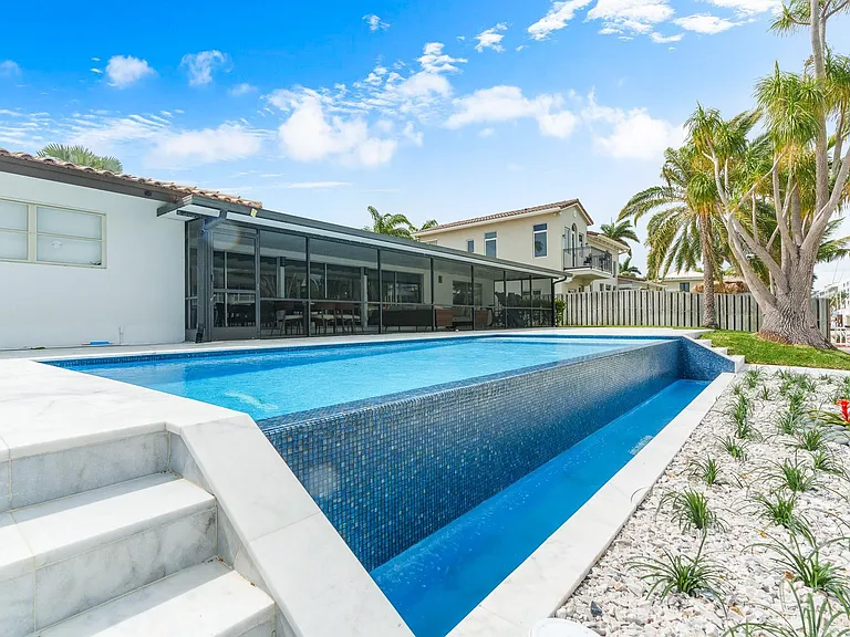 273 Tropic Dr — Photo 1