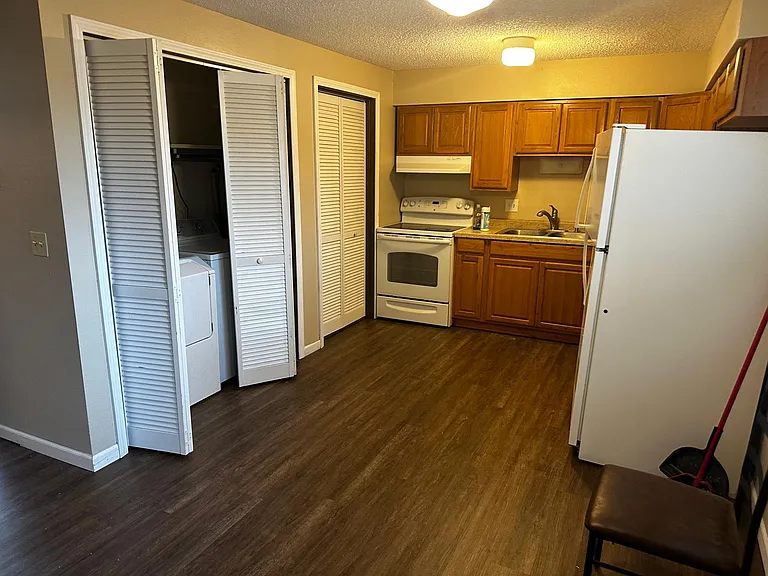 1105 E Pl #B — Photo 4
