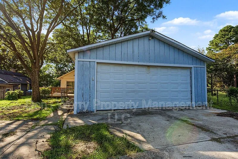 2 bed, 1.0 bath, 1200 sqft, $1,350 — Photo 2