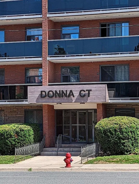 Donna Court — Photo 1