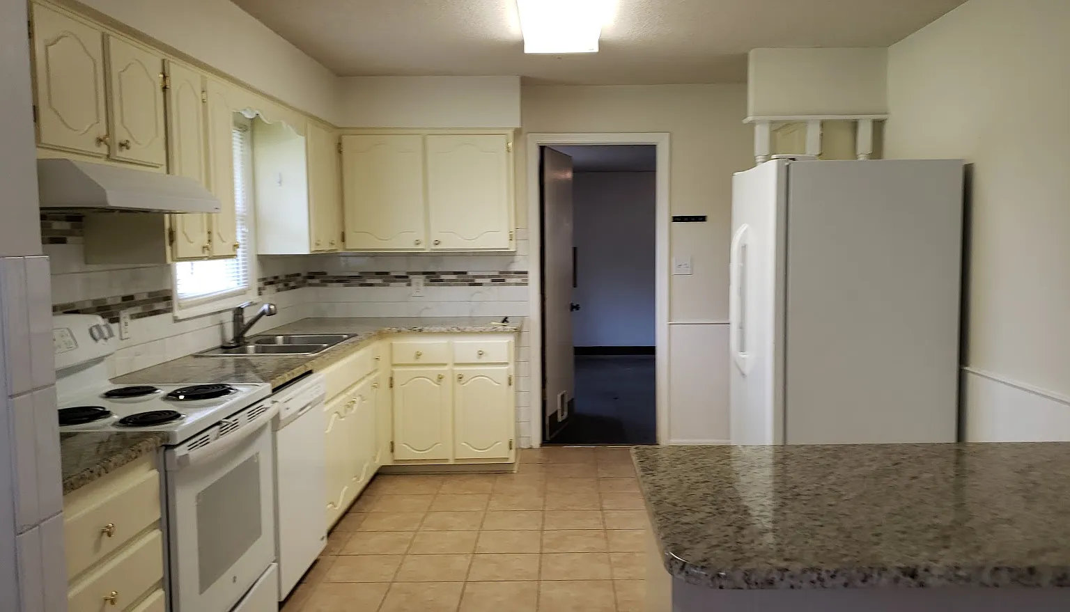 2800 Frances — Photo 2