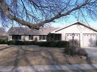 621 Springhill Dr, Roselle, IL 60172