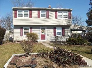 19 Park Ln, Levittown, NY