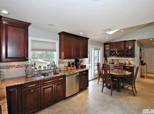 724 Sherwood St, Valley Stream, NY 11581