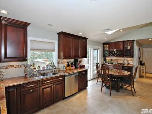 724 Sherwood St, Valley Stream, NY 11581