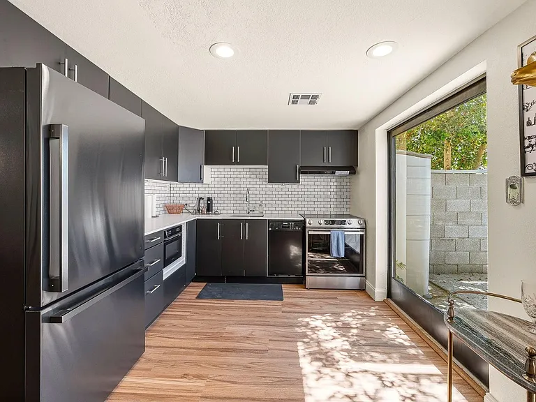 385 W Pierson St #E5 — Photo 8