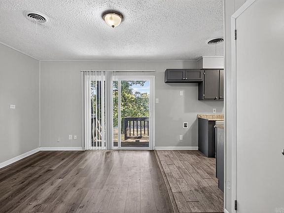 5th image of 8 W Windsor Dr