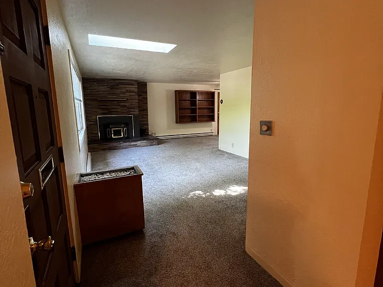 305 E 39th Ave — Photo 4